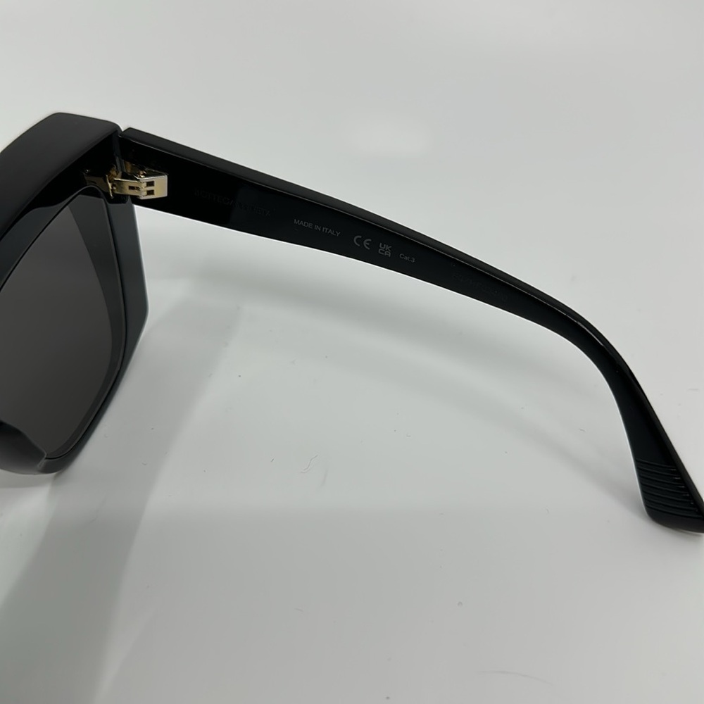 Bottega Veneta black visor sunglasses with case and cloth - Picture 10 of 16